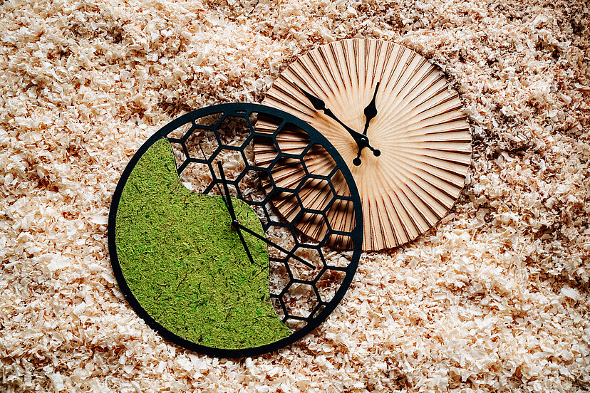 Wanduhr mit Moos und Wabendesign| Foto: Paul Erlebach